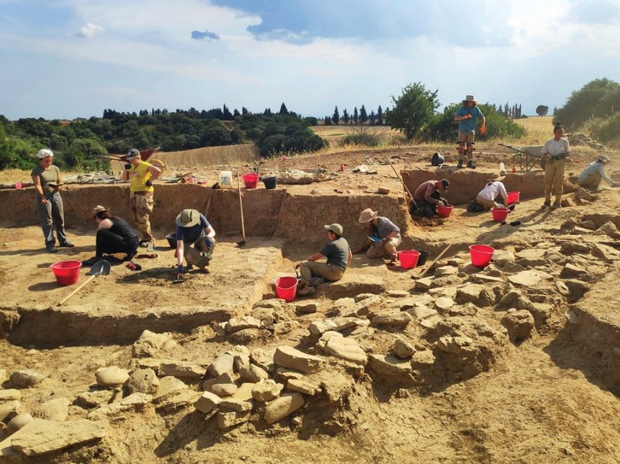 Students working at the site of Incoronata 