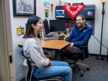 Advisor and student meet in welcoming office