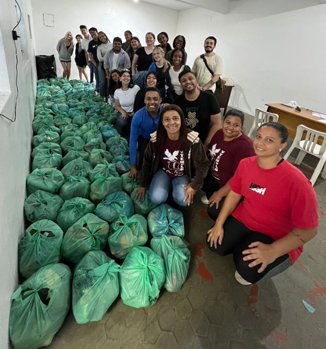 GoodTruck Brasil participants after assorting foods into bags.