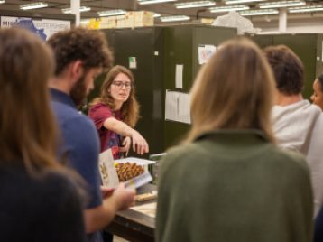 EEB Ph.D. student Raquel Pizzardo presents during a BIO 173 tour. Photo courtesy of Kyle Lough.