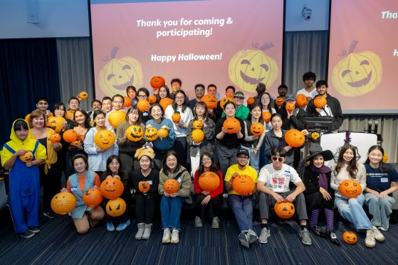 A big group picture with lanterns 