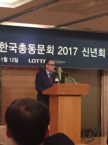 Dean Andrew Martin addresses attendees at U-M Seoul Korea Alumni Dinner