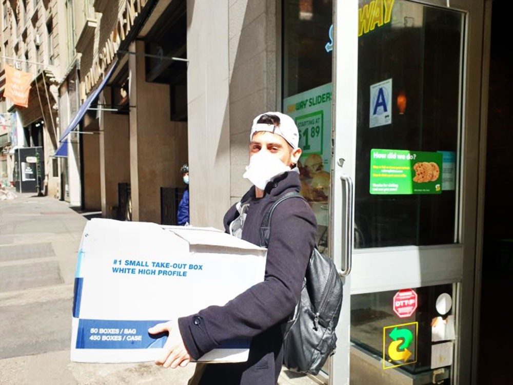 Alum Jeff Kaplow on his way to deliver lunches to health care workers in April 2020.