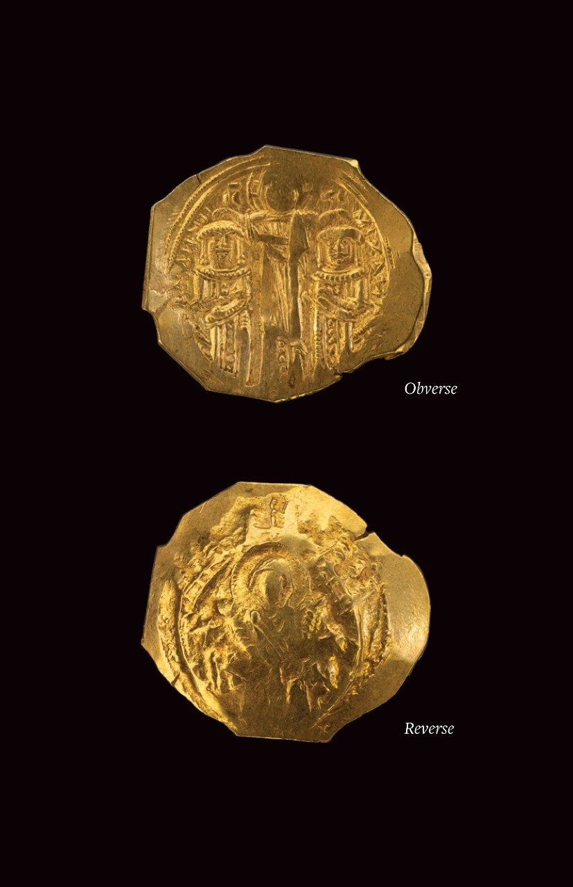 Collage of the front and back views of a gold coin; the left has the busts of two men, and the right has the bust of the Virgin Mary with a halo.