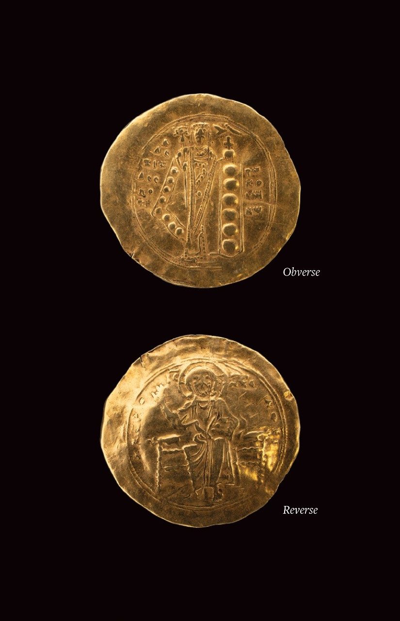 Collage of the front and back views of a gold coin; the left has a standing man being crowned by the hand of God, and the right has a haloed Christ sitting on a throne.