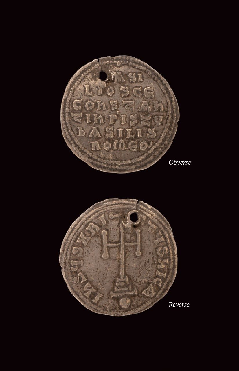 Collage of the front and back views of a silver coin; the left has six rows of inscription, and the right has a cross potent atop a globus, surrounded by a line of inscription.